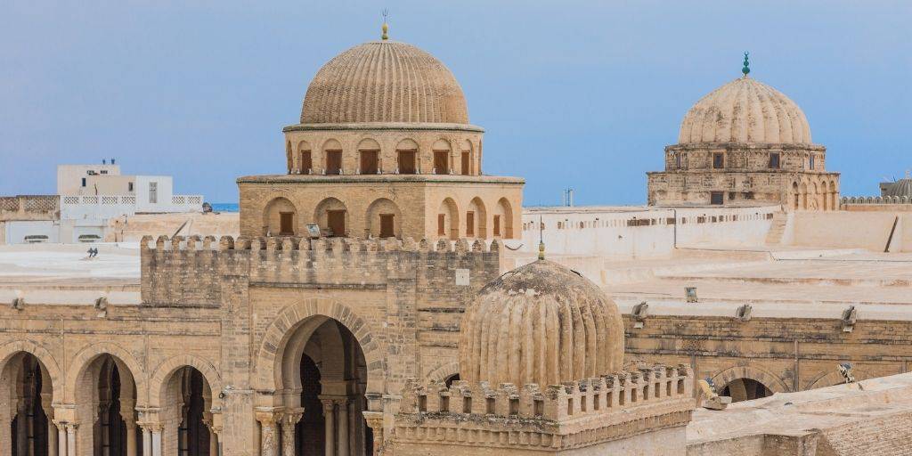 En un viaje a Túnez descubriremos oasis en medio de desiertos infinitos. Explora la ciudad sagrada de Kairouán, el tradicional Matmata y los pueblos mediterráneos de Monastir y Sousse. 6