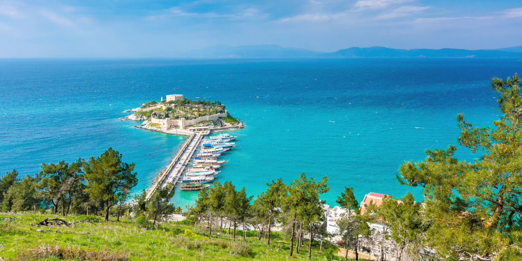 Este viaje en crucero por Grecia, Egipto, Israel y Turquía, te permitirá disfrutar de los fascinantes paisajes del Mediterráneo. Con este crucero de 7 días conocerás las playas del Mar Egeo. 5