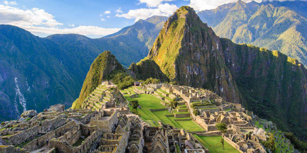 En este fascinante viaje a Perú de 17 días conoceremos Lima, Paracas, las misteriosas Líneas de Nazca, Cuzco, Machu Picchu y el lago Titicaca. Además navegamos en un crucero de lujo por el Amazonas. 5