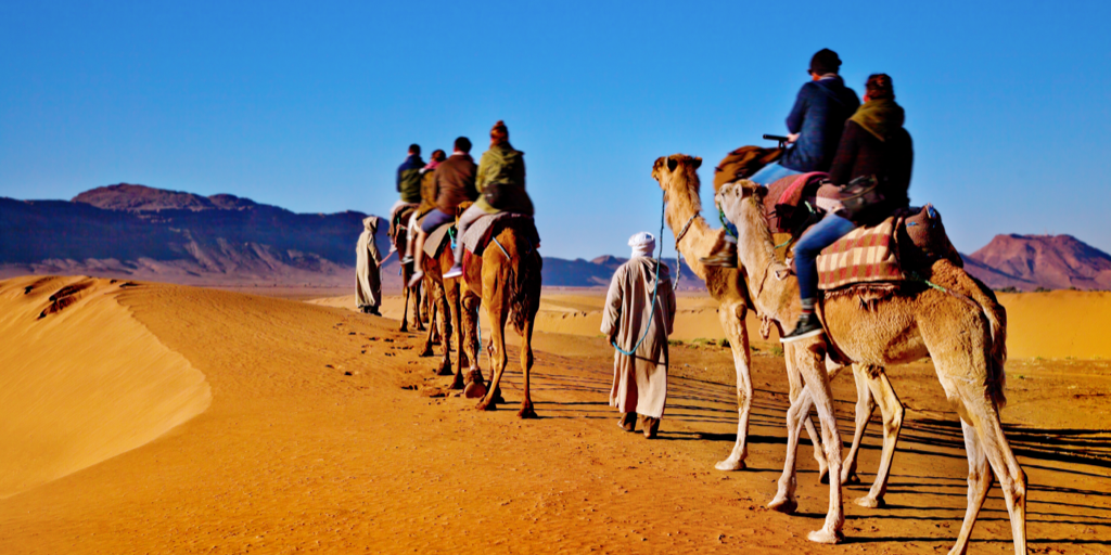 Con nuestro viaje a Marrakech y el desierto de 5 días te enamorarás de la ciudad imperial recorriendo sus zocos y del cautivante paisaje que forman las dunas del desierto. 3