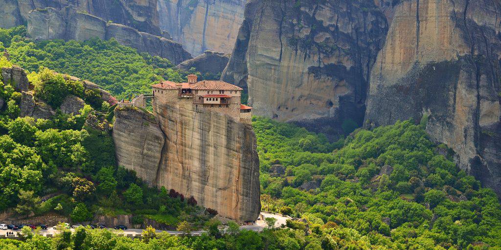 Disfruta de un viaje por los históricos paisajes de Turquía y Grecia. Este viaje te llevará por increíbles lugares como Delfos y Atenas, la costa del Mar Egeo y los bazares de Estambul. 1