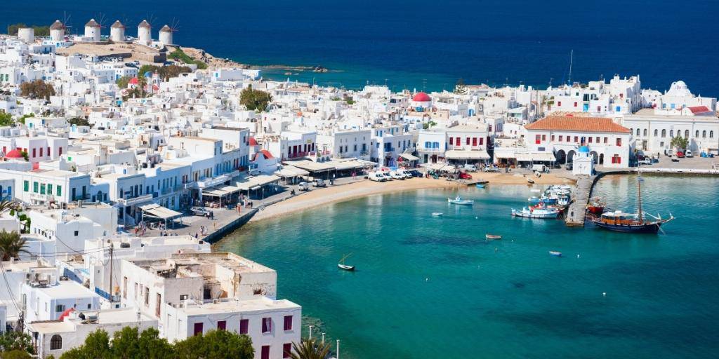 Viaja a las islas de Mykonos y Santorini, las más famosas de Grecia. Tu aventura por las Islas Griegas comienza con un vuelo directo a Mykonos para disfrutar de las playas y hermosas calles. 1