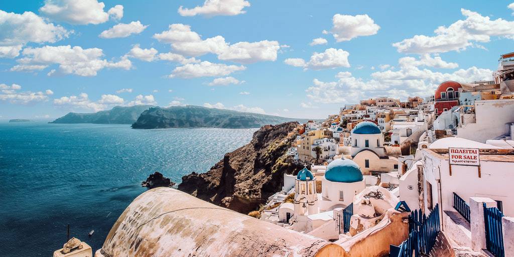 Viaja a las islas de Mykonos y Santorini, las más famosas de Grecia. Tu aventura por las Islas Griegas comienza con un vuelo directo a Mykonos para disfrutar de las playas y hermosas calles. 4
