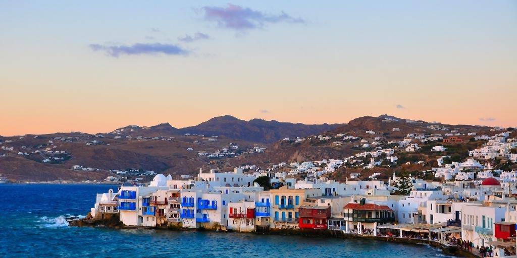 Viaja a las islas de Mykonos y Santorini, las más famosas de Grecia. Tu aventura por las Islas Griegas comienza con un vuelo directo a Mykonos para disfrutar de las playas y hermosas calles. 5