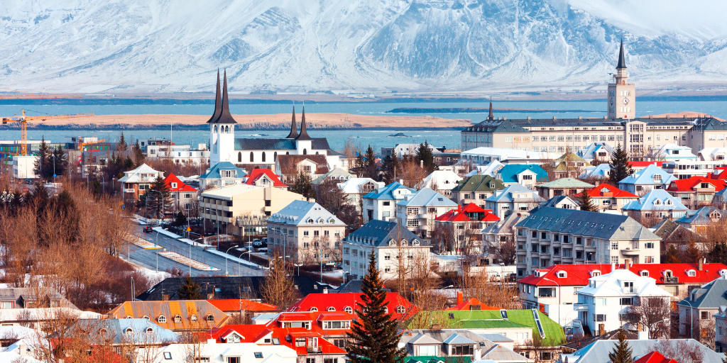 Viaja a Islandia y disfruta de un Fly and Drive por los mejores lugares nórdicos. Disfruta de un viaje en coche mientras das la vuelta a Islandia para conocer magníficos paisajes volcánicos. 4