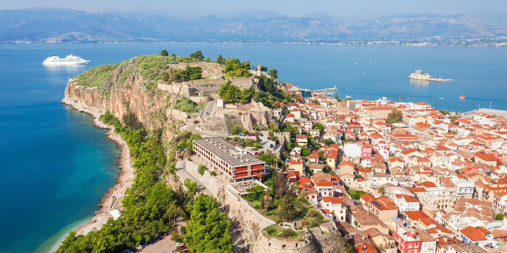 Disfruta de un viaje por los históricos paisajes de Turquía y Grecia. Este viaje te llevará por increíbles lugares como Delfos y Meteora, la costa del Mar Egeo y los bazares de Estambul. 5