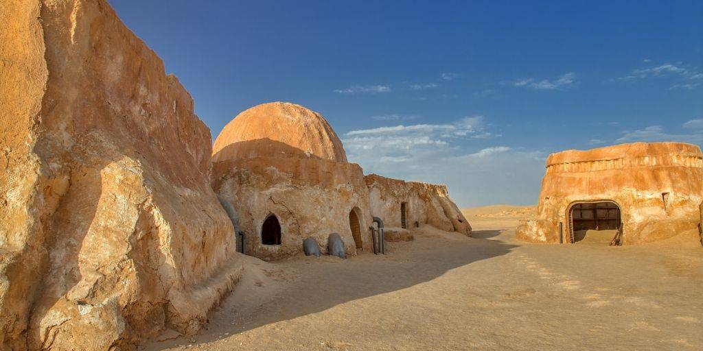 En un viaje a Túnez descubriremos oasis en medio de desiertos infinitos. Explora la ciudad sagrada de Kairouán, el tradicional Matmata y los pueblos mediterráneos de Monastir y Sousse. 2