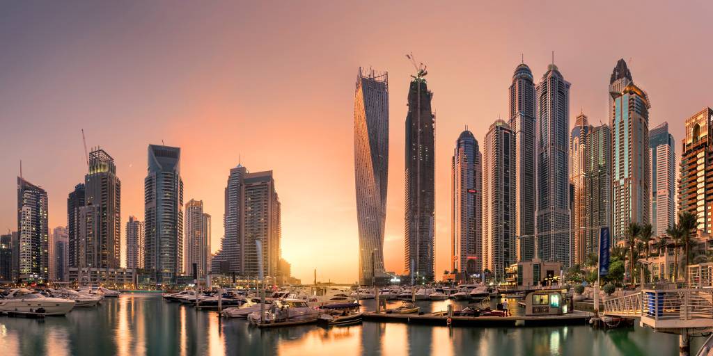Descubre Dubái y Arabia Saudita con nuestro viaje de 11 días que te permitirá conocer la modernidad de Dubái y la historia de Arabia Saudita. 1