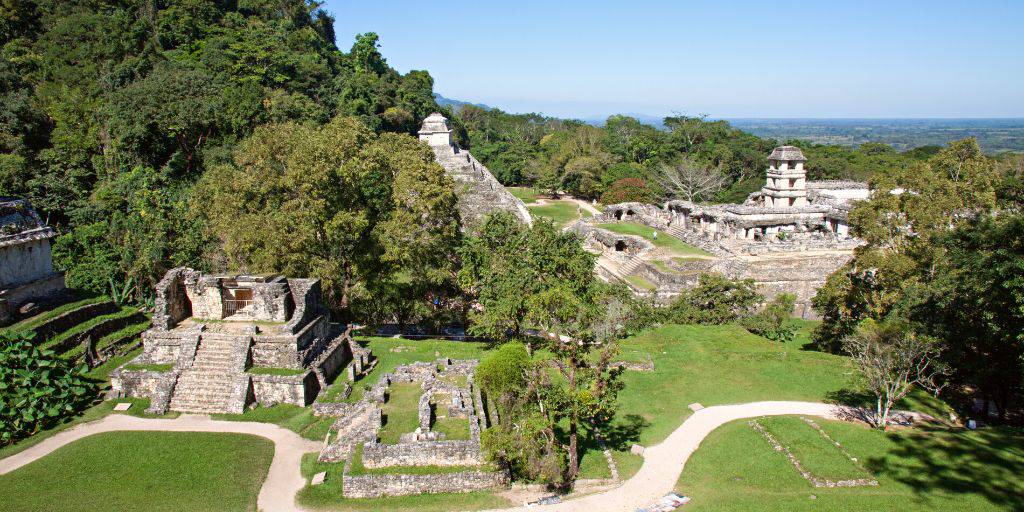 Descubre las ciudades ancestrales más importantes de México con este circuito que te llevará por Ciudad de México, Palenque, Uxmal y la zona arqueológica de Chichén Itzá. 4