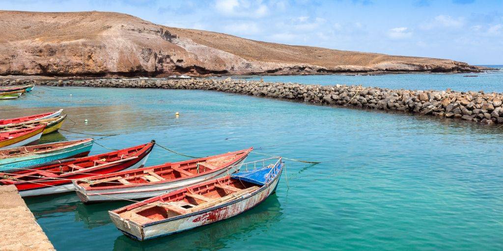 Explora la isla de Sal en este viaje a Cabo Verde de 8 días. Observa tortugas marinas y pequeños tiburones. Conoce el Blue Eye, una piscina natural impresionante. 6