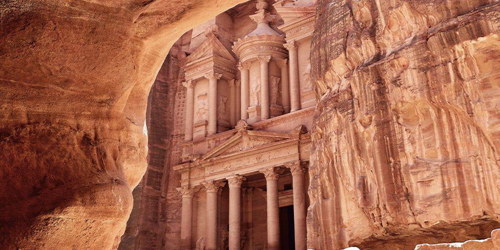 Aventúrate con este viaje a Jordania y el Mar Muerto. Descubre las joyas del país en Petra, el desierto de Lawrence de Arabia y Amman. 1