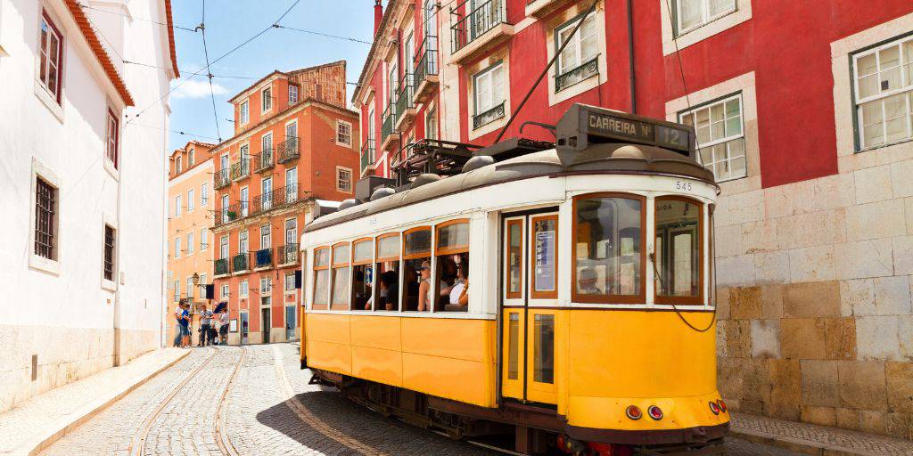 Descubre lo mejor de Portugal con nuestro tour organizado a Lisboa, Évora y Oporto. Disfruta de sus paradisíacas playas, ciudades cosmopolitas con toques rurales y tradicionales. 1