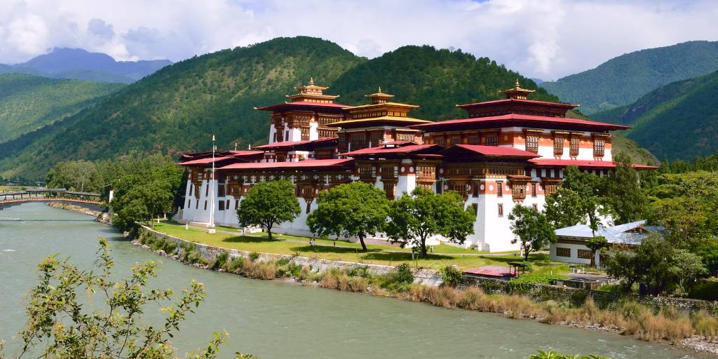 Con nuestro viaje a Bután de 8 días conocerás monasterios y fortalezas en Paro y Timbu, la capital butanensa. 1