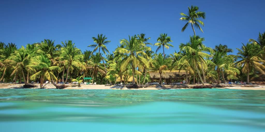 Relájate en la increíble Playa Bávaro con este viaje a Punta Cana. Bávaro cuenta con una de las playas más hermosas del país caribeño, perfectas para descansar y disfrutar de las aguas turquesas. 1