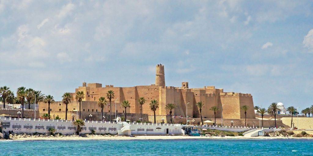 En un viaje a Túnez descubriremos oasis en medio de desiertos infinitos. Explora la ciudad sagrada de Kairouán, el tradicional Matmata y los pueblos mediterráneos de Monastir y Sousse. 5