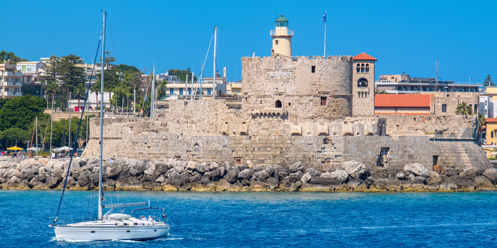 Este viaje en crucero por Grecia, Egipto, Israel y Turquía, te permitirá disfrutar de los fascinantes paisajes del Mediterráneo. Con este crucero de 7 días conocerás las playas del Mar Egeo. 4
