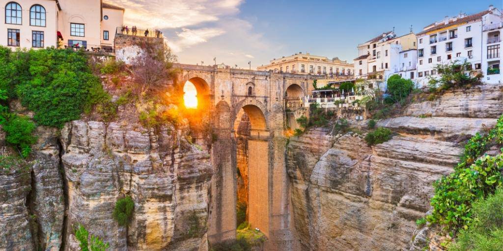Nuestro viaje organizado por Andalucía te invita a recorrer Granada, Marbella, Ronda, Málaga,  Sevilla, Córdoba, Consuegra y Madrid. 6