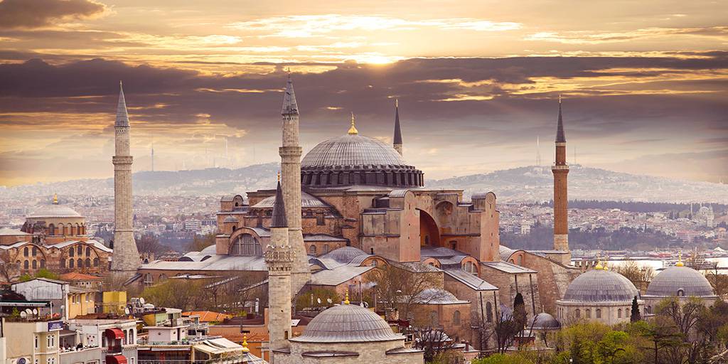 Conoce lo mejor de Turquía con este circuito que te llevará de Estambul a la costa del Egeo. Recorre las calles de Estambul, descubre la magia de Capadocia y visita Pamukkale. 1