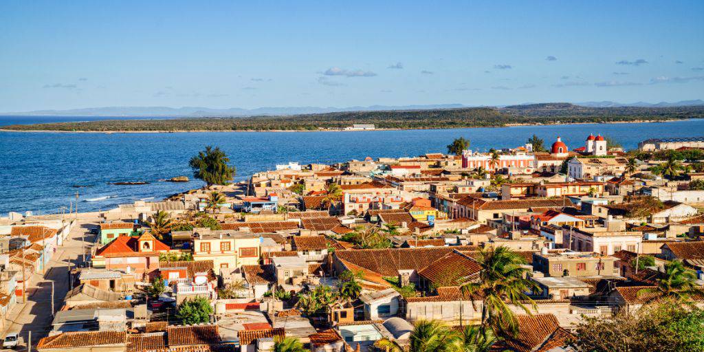 Disfruta de las playas tropicales de Cuba en la provincia de Holguín, donde podrás explorar parques naturales y relajarte en las playas idílicas. Descubre Santiago de Cuba y su fortaleza. 4