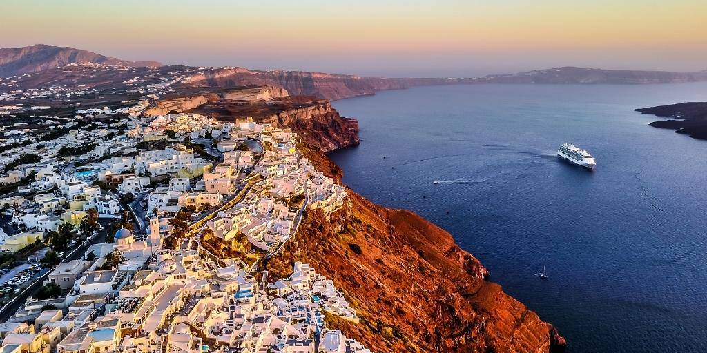 Viaja a las islas de Mykonos y Santorini, las más famosas de Grecia. Tu aventura por las Islas Griegas comienza con un vuelo directo a Mykonos para disfrutar de las playas y hermosas calles. 6