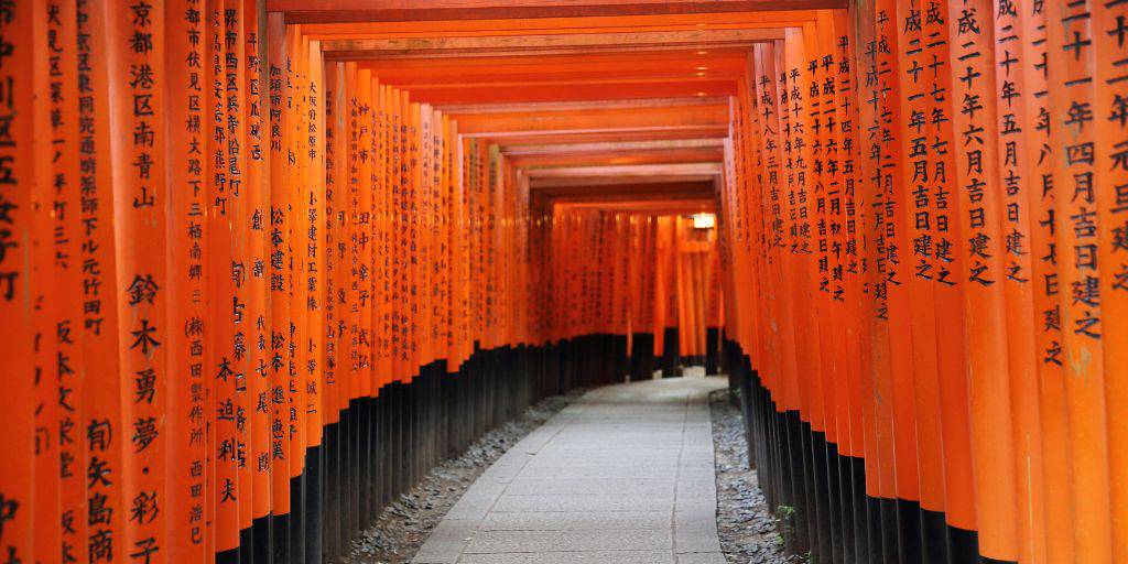 Con nuestro viaje a los Alpes japoneses conoceremos Osaka, Kioto, Tokio, el asombroso castillo de Matsumoto, el espiritual monte Koya y nos bañaremos en un onsen de aguas termales volcánicas. 3