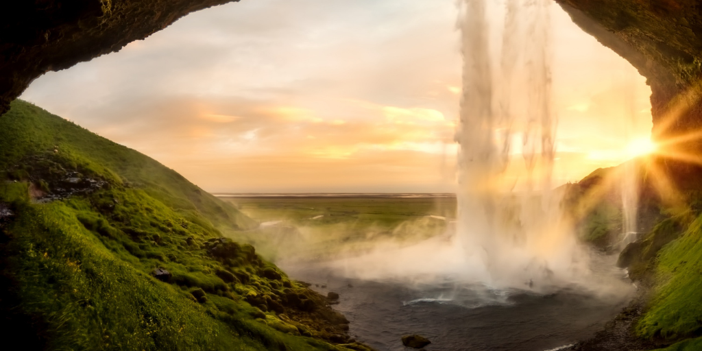 Vive un Fly and Drive por lo mejor de Islandia. Viaja a tu aire en coche para conocer el sur y oeste de Islandia con la Península de Snaefellsnes, Laguna Azul y la cascada Skógafoss. 3