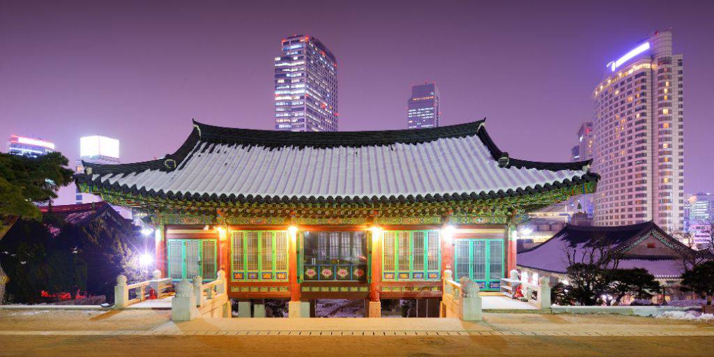 En un viaje a Corea del Sur podremos descubrir una cultura ancestral fascinante. Tradición y modernidad se combinan en Seúl. Explora la ciudad costera de Busan y la budista Gyeongju. 3