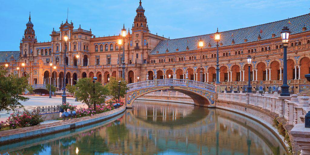 Nuestro viaje a España de 8 días nos permitirá conocer Madrid, Barcelona, Valencia, Granada y Sevilla, entre otras. Contempla la Sagrada Familia, la Alhambra y el Alcázar de Sevilla. 4