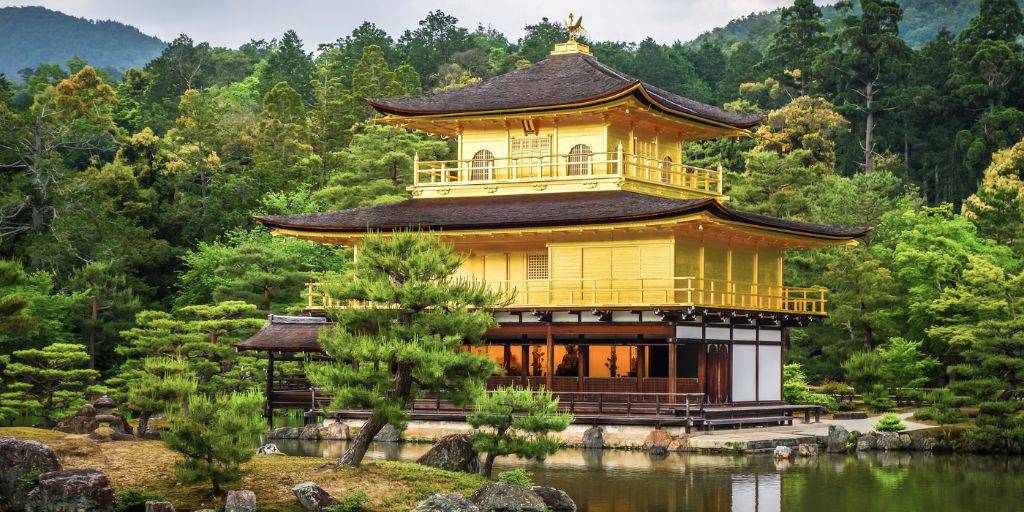 Con nuestro viaje a los Alpes japoneses conoceremos Osaka, Kioto, Tokio, el asombroso castillo de Matsumoto, el espiritual monte Koya y nos bañaremos en un onsen de aguas termales volcánicas. 2