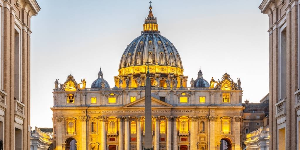 Disfruta de unas vacaciones en Europa donde visitaremos Londres, París, Venecia, Roma y las montañas de Suiza. Conoce la Torre Eiffel y el Coliseo romano. 1