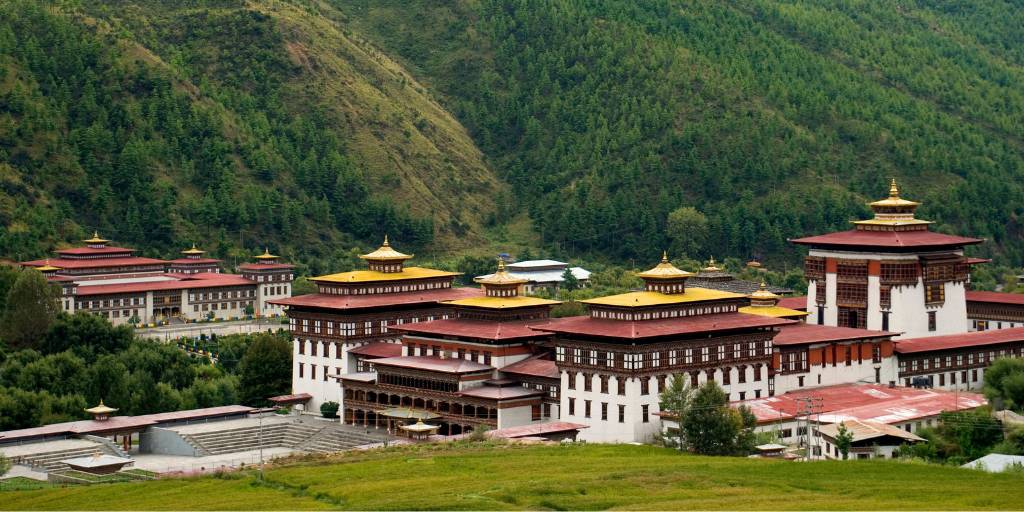 Con nuestro viaje a Bután de 8 días conocerás monasterios y fortalezas en Paro y Timbu, la capital butanensa. 6