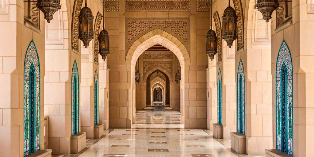 Este viaje a Omán te permitirá conocer los tesoros del sultanato. Descubre la arquitectura islámica reflejada en los monumentos de Mascate, recorre los pueblos de montaña y la fortaleza de Nizwa. 1