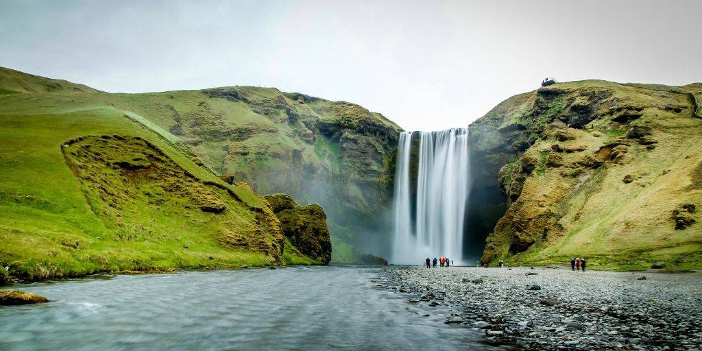 Viaja a tu aire por Islandia. Disfruta de un Fly and Drive por el sur del territorio nórdico y conduce a través de paisajes mágicos repletos de glaciares, géiseres y volcanes. 5