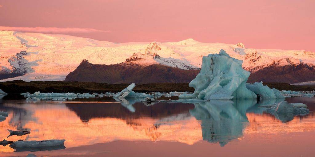 Viaja a tu aire por Islandia. Disfruta de un Fly and Drive por el sur del territorio nórdico y conduce a través de paisajes mágicos repletos de glaciares, géiseres y volcanes. 3