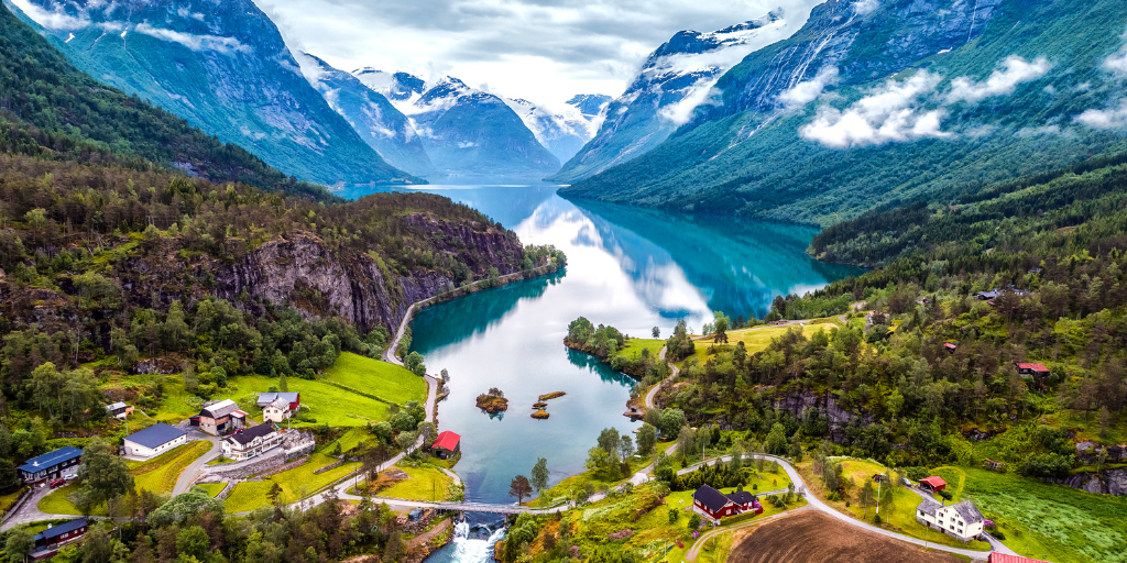 Con este viaje a Noruega y sus fiordos de 8 días conocerás los paisajes más fascinantes del norte. Visita montañas, glaciares y mucho más. 1