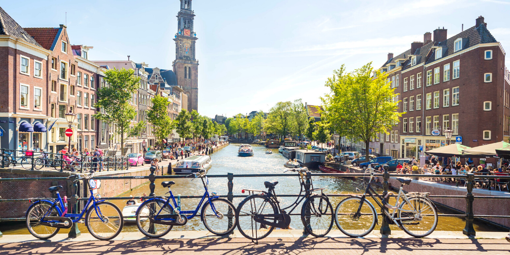 En este viaje a Europa conoceremos Piccadilly, Chinatown y Soho en Londres, los canales de Ámsterdam y el Memorial del Holocausto en Berlín. Además visitaremos la ciudad medieval de Brujas. 4