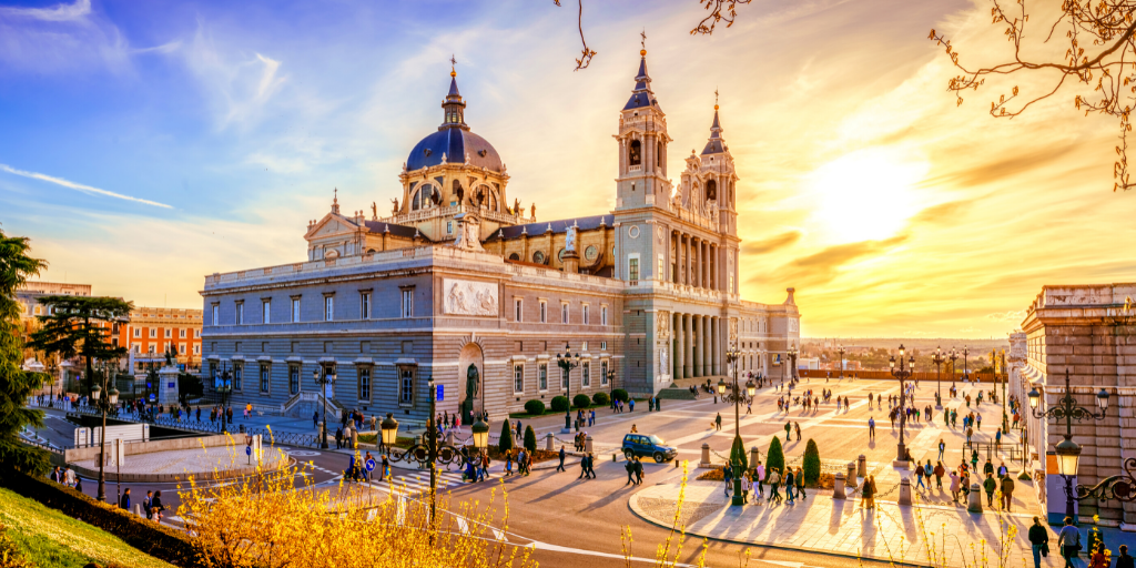 Con nuestro tour Madrid y París descubrirás toda la magia de las capitales más fascinantes de Europa. Ruta por Madrid, San Sebastián, Burdeos, Blois y París. 1