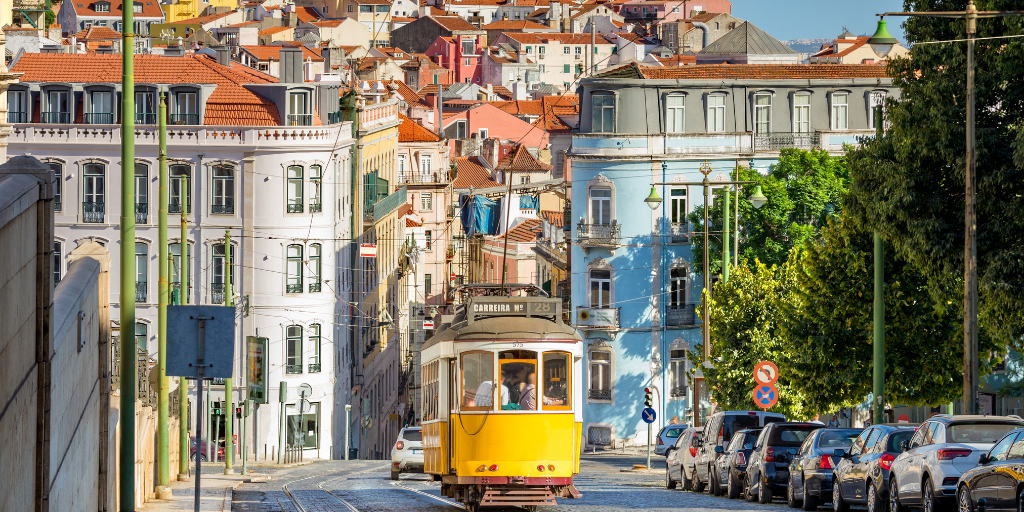Descubre Portugal con nuestro tour organizado por Lisboa, Albufeira, Évora, Oporto y Coimbra. Disfruta de sus paradisíacas playas, ciudades cosmopolitas con toques rurales y tradicionales. 2