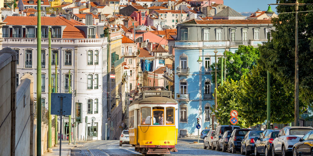 Descubre lo mejor de Portugal con nuestro tour organizado a Lisboa, Évora y Oporto. Disfruta de sus paradisíacas playas, ciudades cosmopolitas con toques rurales y tradicionales. 1