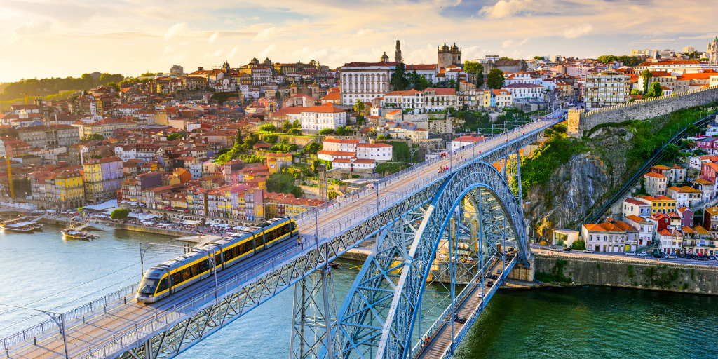 Descubre lo mejor de Portugal con nuestro tour organizado a Lisboa, Évora y Oporto. Disfruta de sus paradisíacas playas, ciudades cosmopolitas con toques rurales y tradicionales. 2