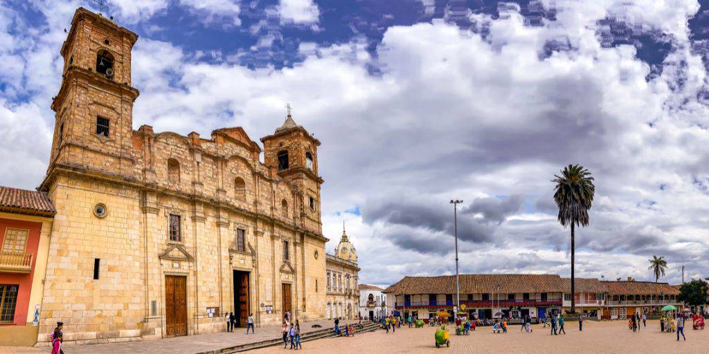 Nuestro viaje a Colombia de 12 días te permitirá disfrutar de las ciudades de Bogotá, Medellín y Cartagena. Disfruta del encanto colombiano y conoce sus hermosos paisajes. 6