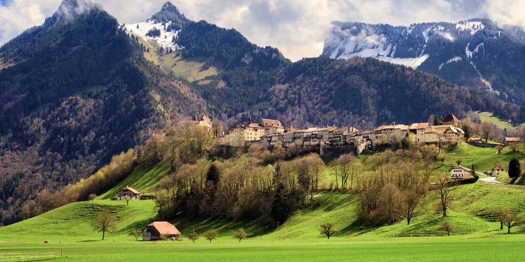 Contempla los Alpes y disfruta de quesos y chocolates con este viaje a Suiza de 7 días. Recorre Ginebra, Lucerna y Zúrich. Además, conoceremos la ciudad austriaca de Feldkirch. 3