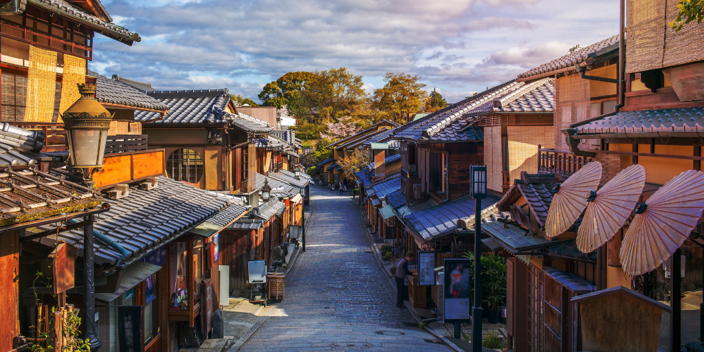 Descubre el Japón más tradicional mientras conoces la vibrante Tokio. Viaja entre las montañas hasta Hakone y recorre en barco el Lago Ashi. Finaliza tu viaje en Kioto, hogar de los ciervos sagrados. 1