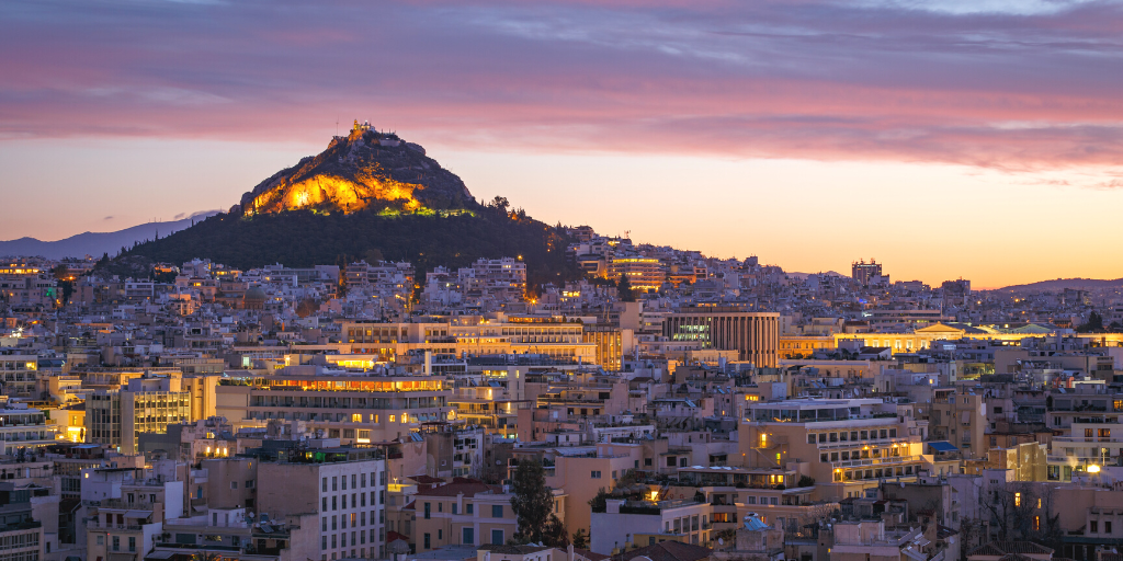 Este viaje a Atenas de 5 días te llevará a explorar la historia antigua de Grecia. Descubre la increíble Acrópolis y visita Argólida, ciudad ubicada entre colinas de olivos y casas de colores. 3