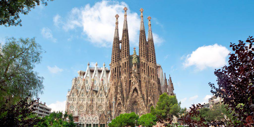 Nuestro viaje a España de 8 días nos permitirá conocer Madrid, Barcelona, Valencia, Granada y Sevilla, entre otras. Contempla la Sagrada Familia, la Alhambra y el Alcázar de Sevilla. 3