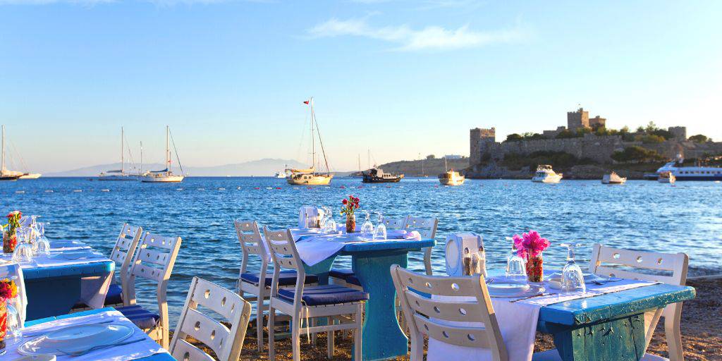 Descubre las fascinantes y coloridas playas de Bodrum, en las costas de Turquía. Además, conoceremos Estambul, Capadocia y Pamukkale. 3