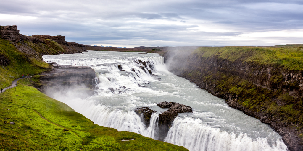 Descubre la tierra de hielo y fuego con este circuito por Islandia en 8 días. Explora las imponentes cascadas y montañas que componen un paisaje natural único. 2