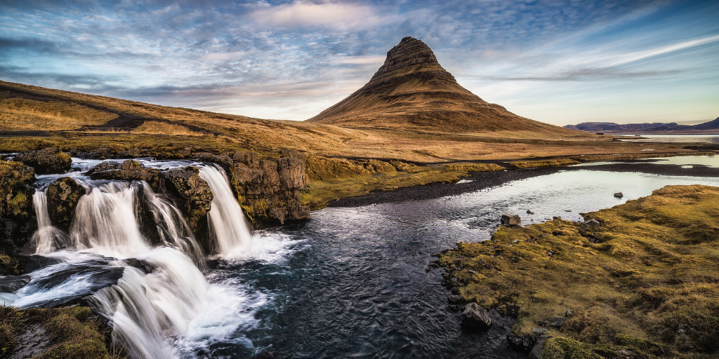 Descubre la tierra de hielo y fuego con este circuito por Islandia en 8 días. Explora las imponentes cascadas y montañas que componen un paisaje natural único. 5