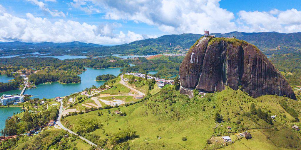 Nuestro viaje a Colombia de 12 días te permitirá disfrutar de las ciudades de Bogotá, Medellín y Cartagena. Disfruta del encanto colombiano y conoce sus hermosos paisajes. 4