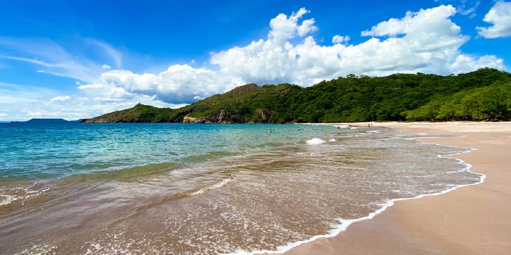 Desove de tortugas, puentes colgantes y playas de arena blanca vivirás con este viaje a Tortuguero, Arenal y las playas de Tamarindo. 4
